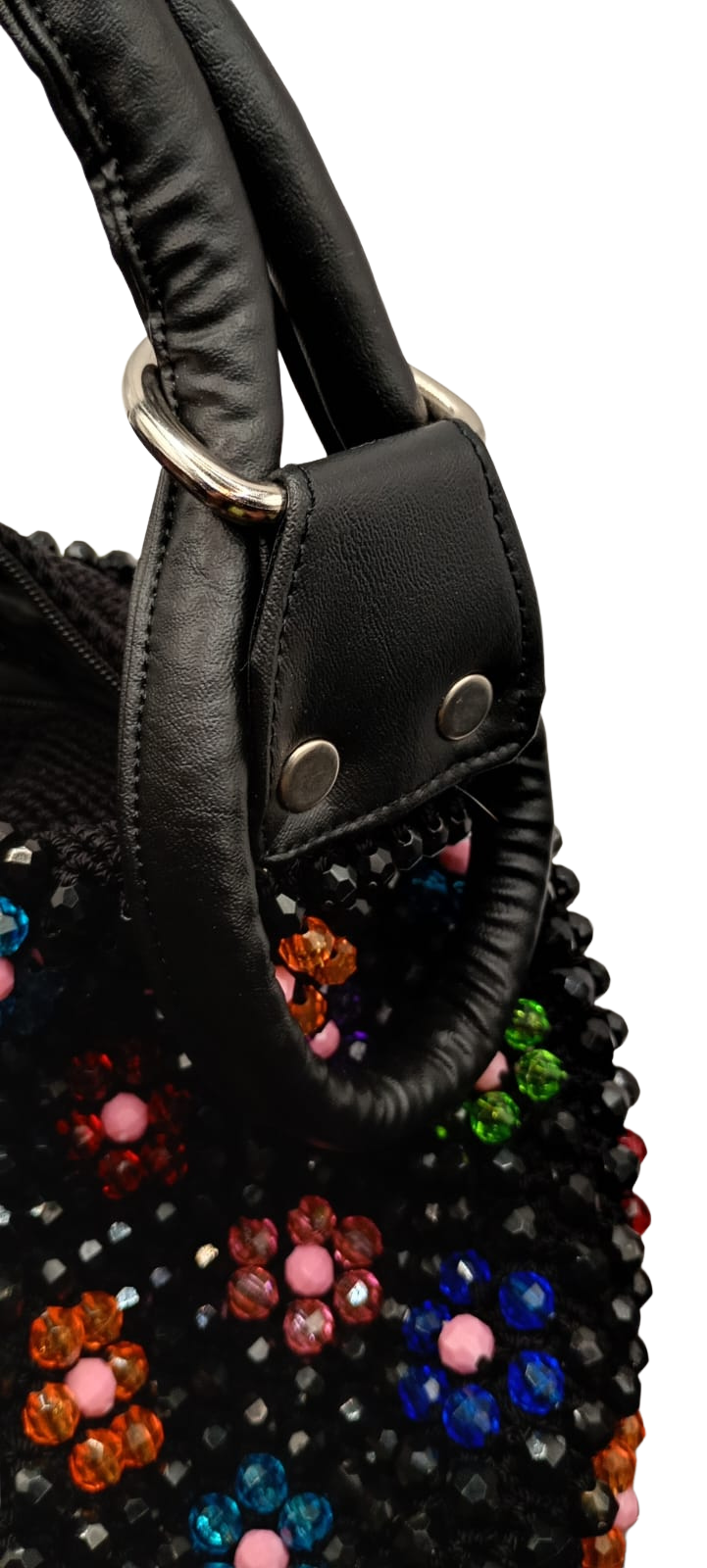 Bolsa artesanal flores multicolor negra, con asa larga de piel.