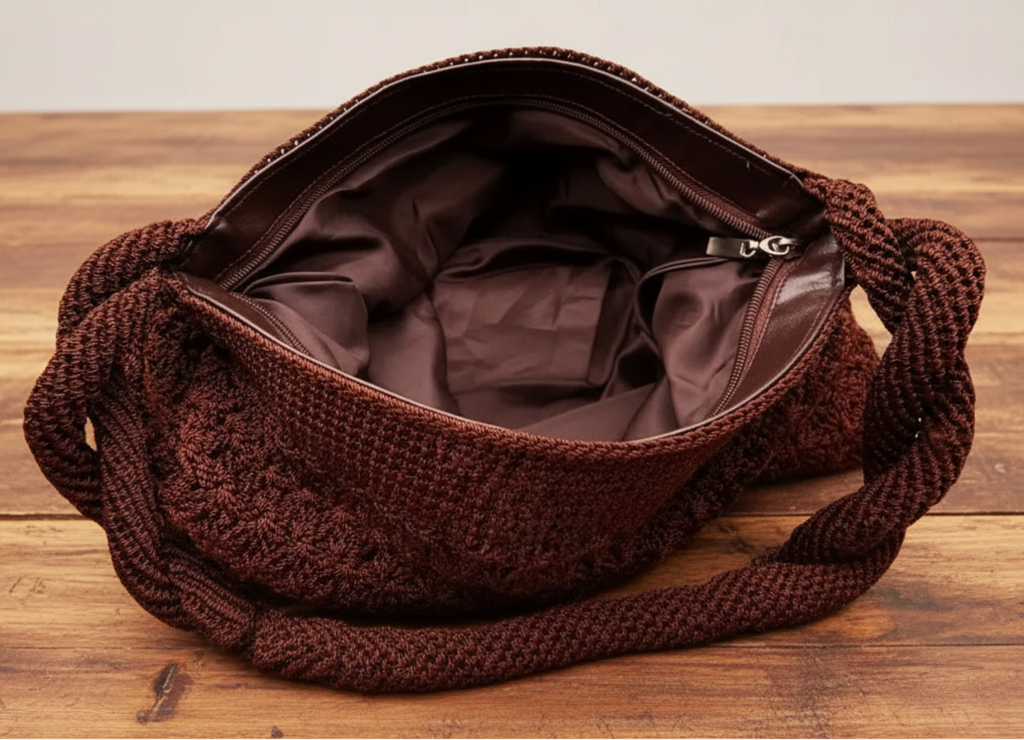 Bolsa artesanal marrón chocolate, asas trenzadas, tejido premium.