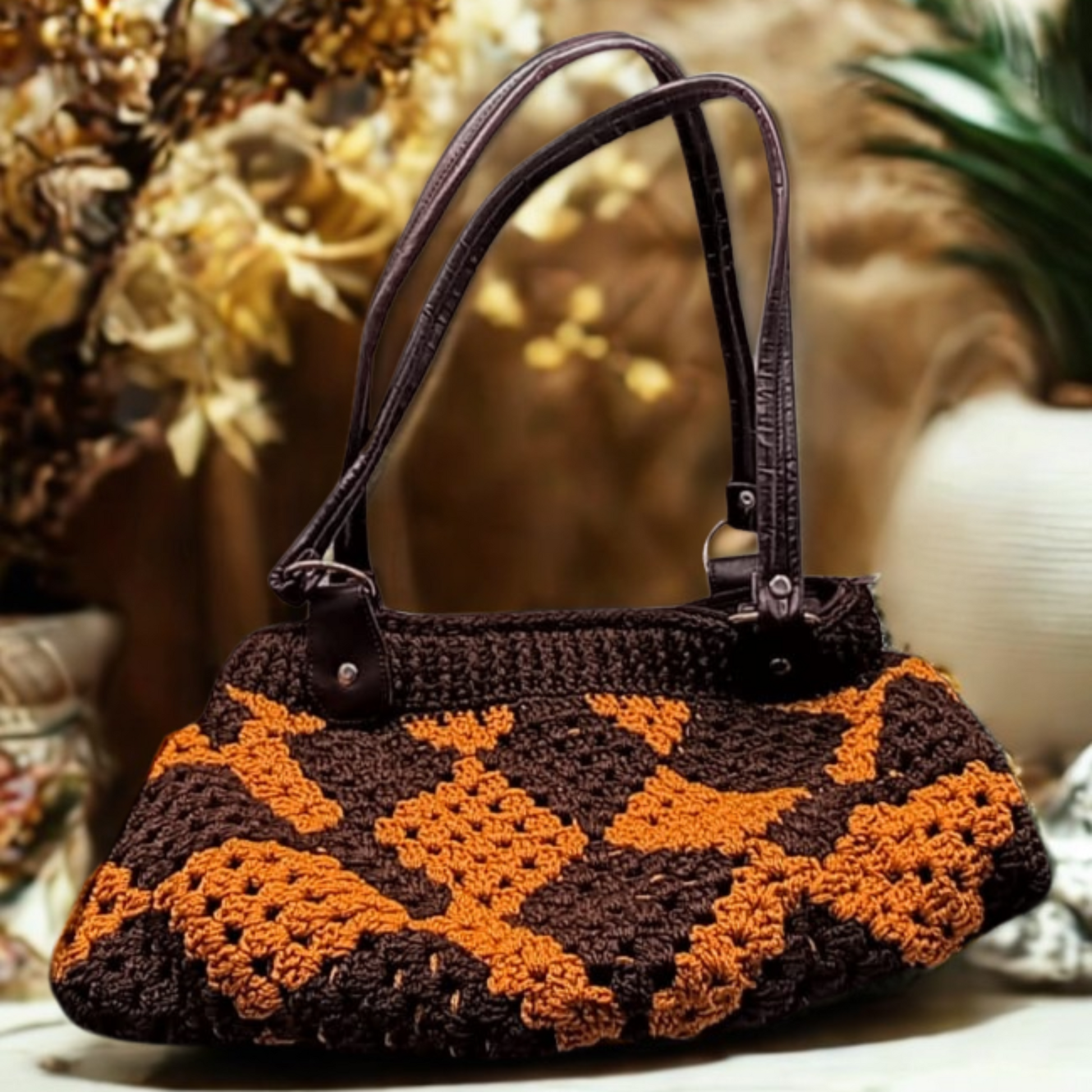Bolsa de crochet con rombos marrón y terracota, moderna y casual.