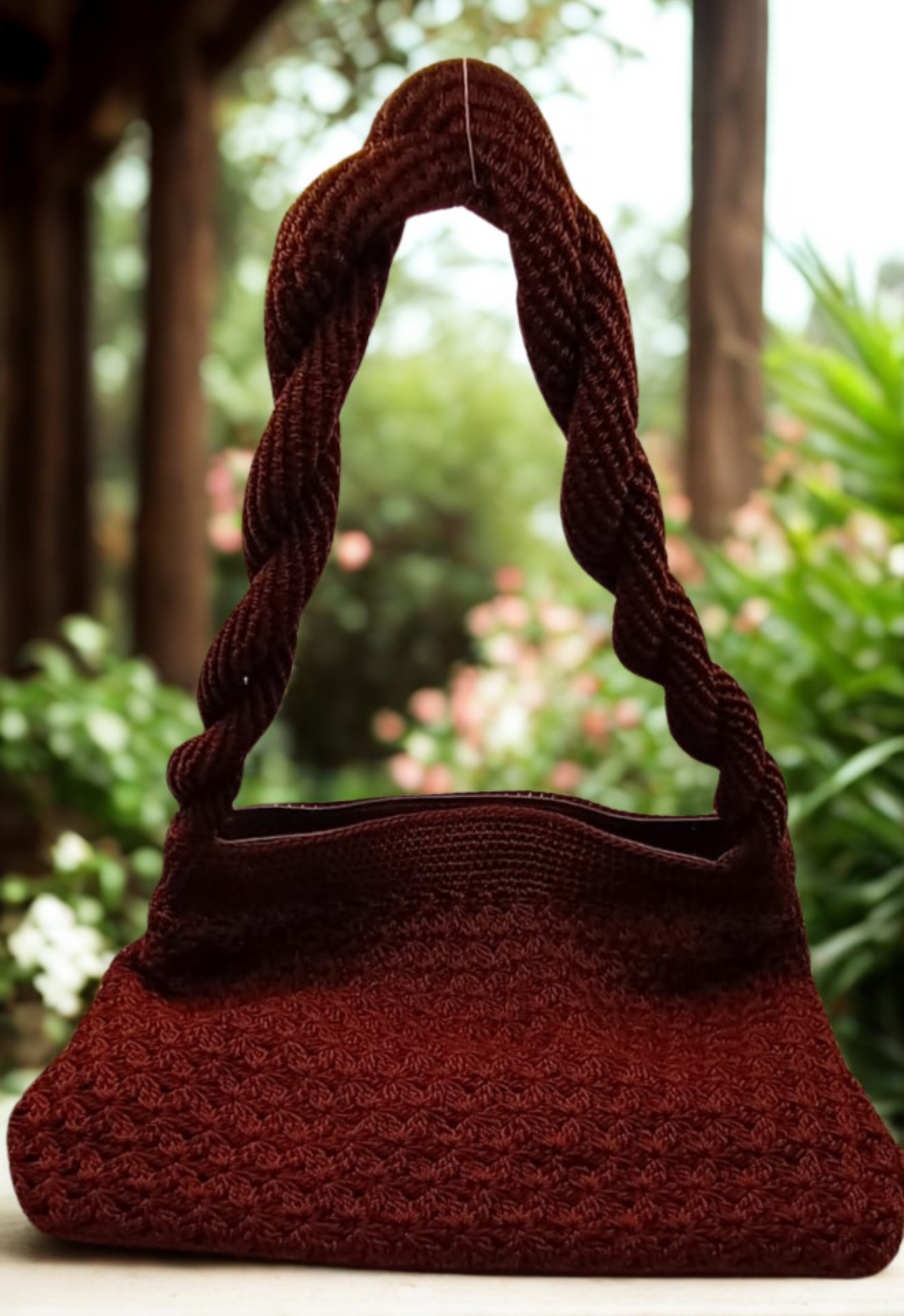 Bolsa de hombro artesanal marrón chocolate con asas trenzadas.