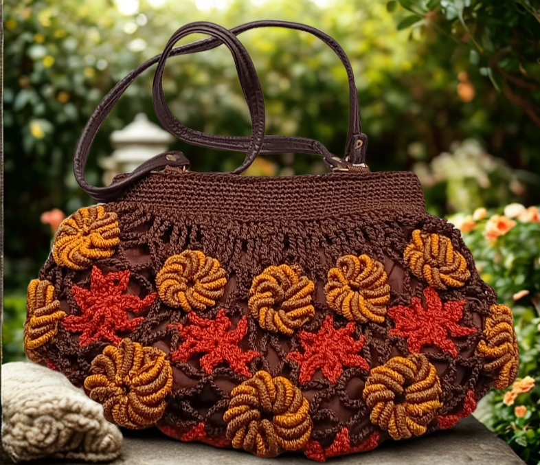 Bolsa de hombro artesanal marrón, flores naranjas y mostaza, diseño floral.