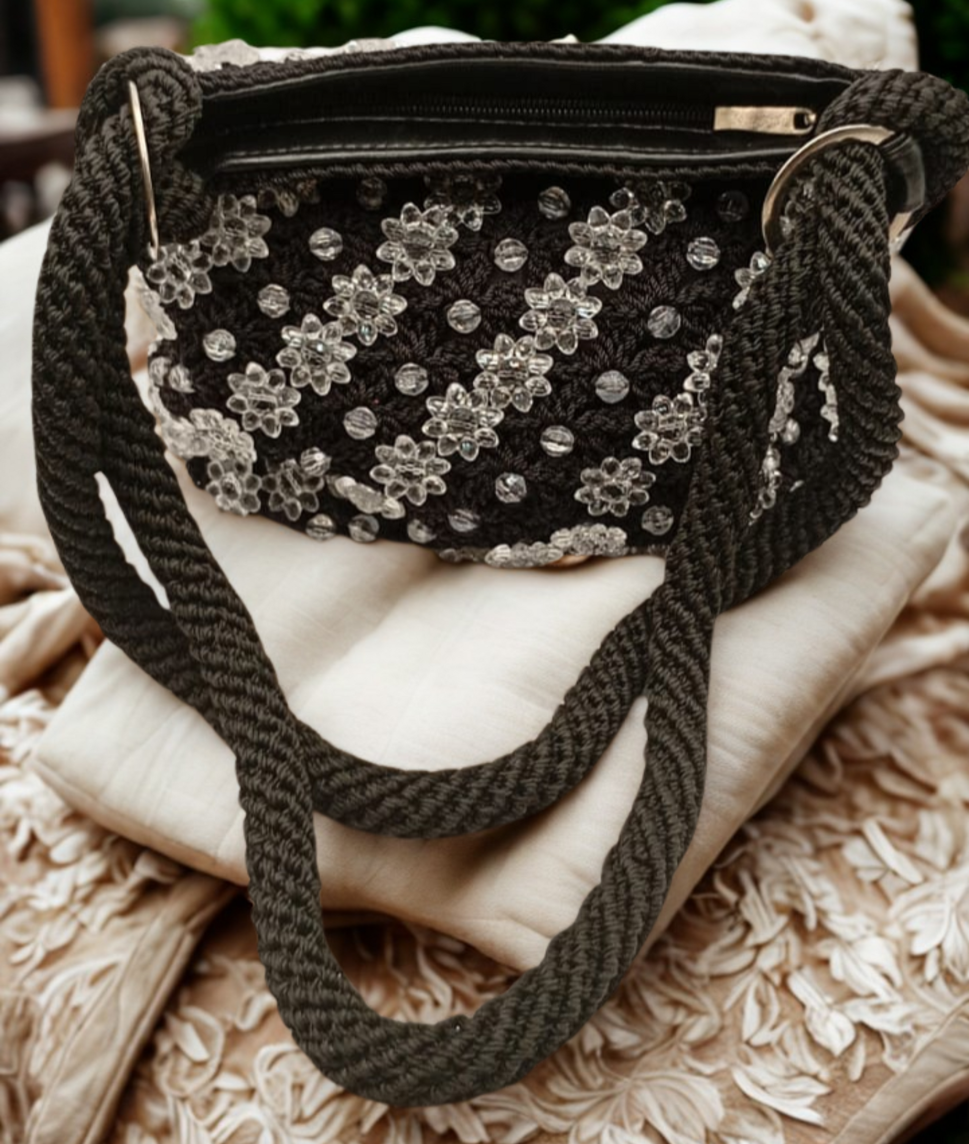 Bolsa de hombro negra, flores transparentes, Hilo Omega resistente.