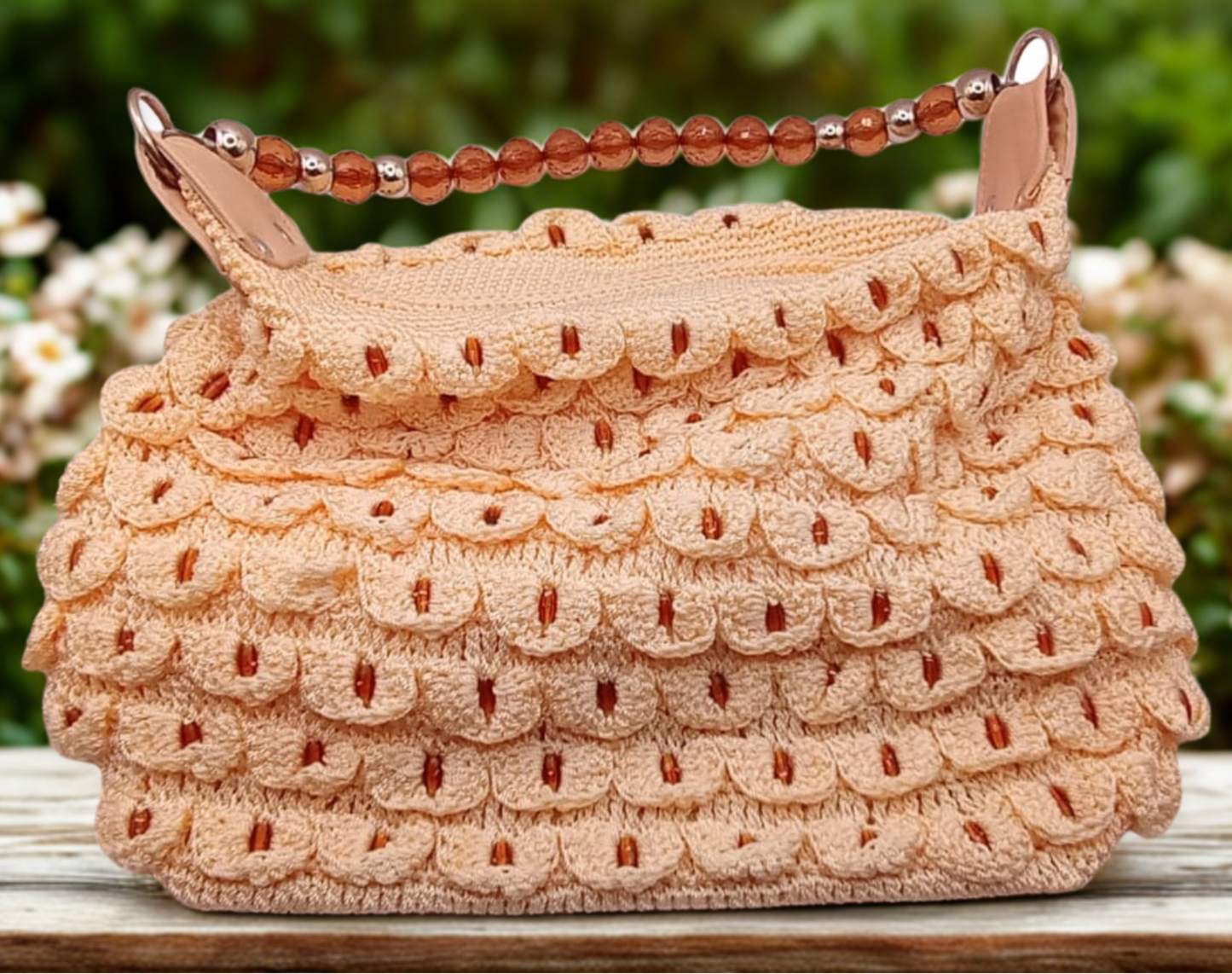 Bolsa color hueso con gemas ámbar y asas de mano, auténtica artesanía mexicana.