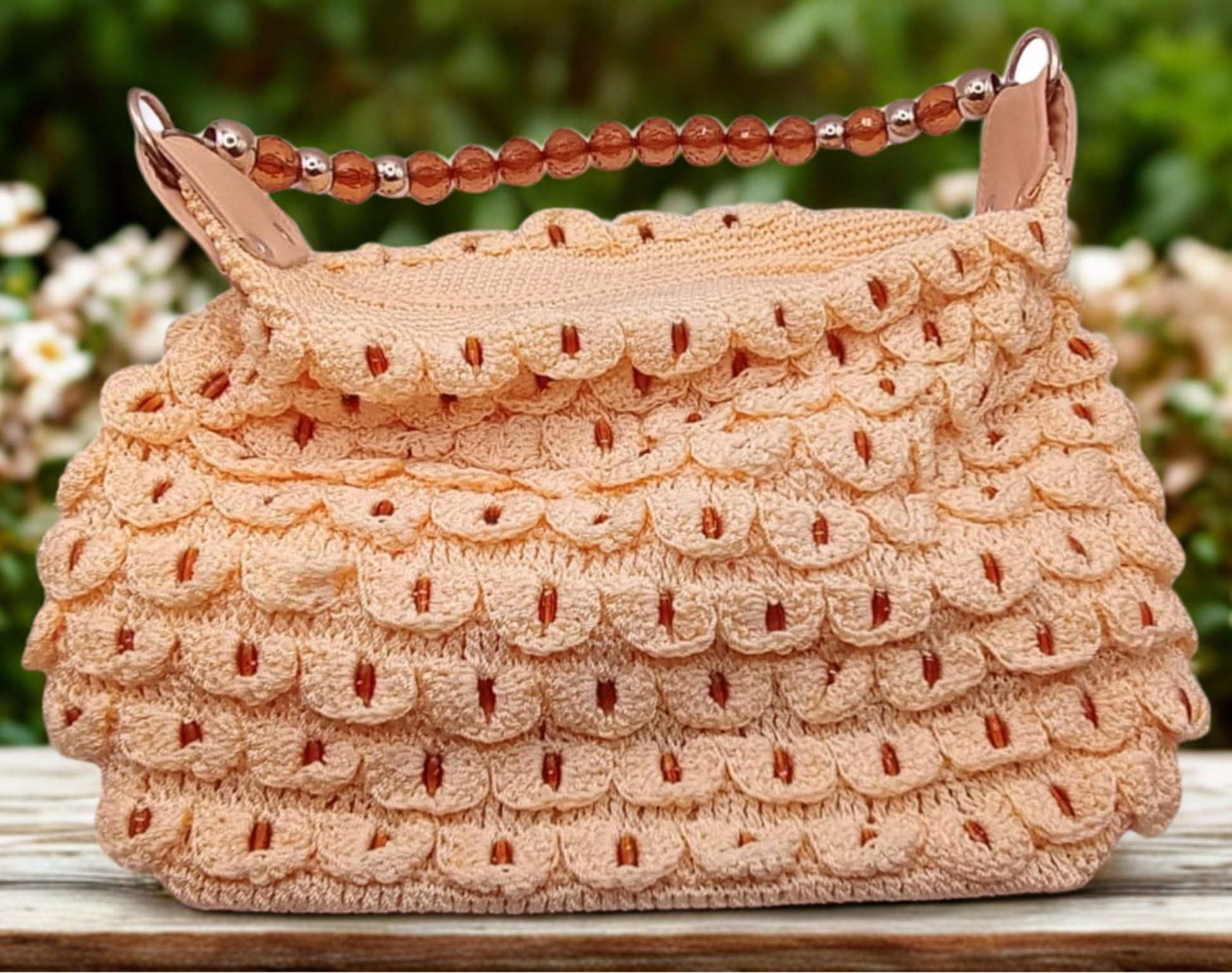 Bolsa color hueso con gemas ámbar y asas de mano, auténtica artesanía mexicana.