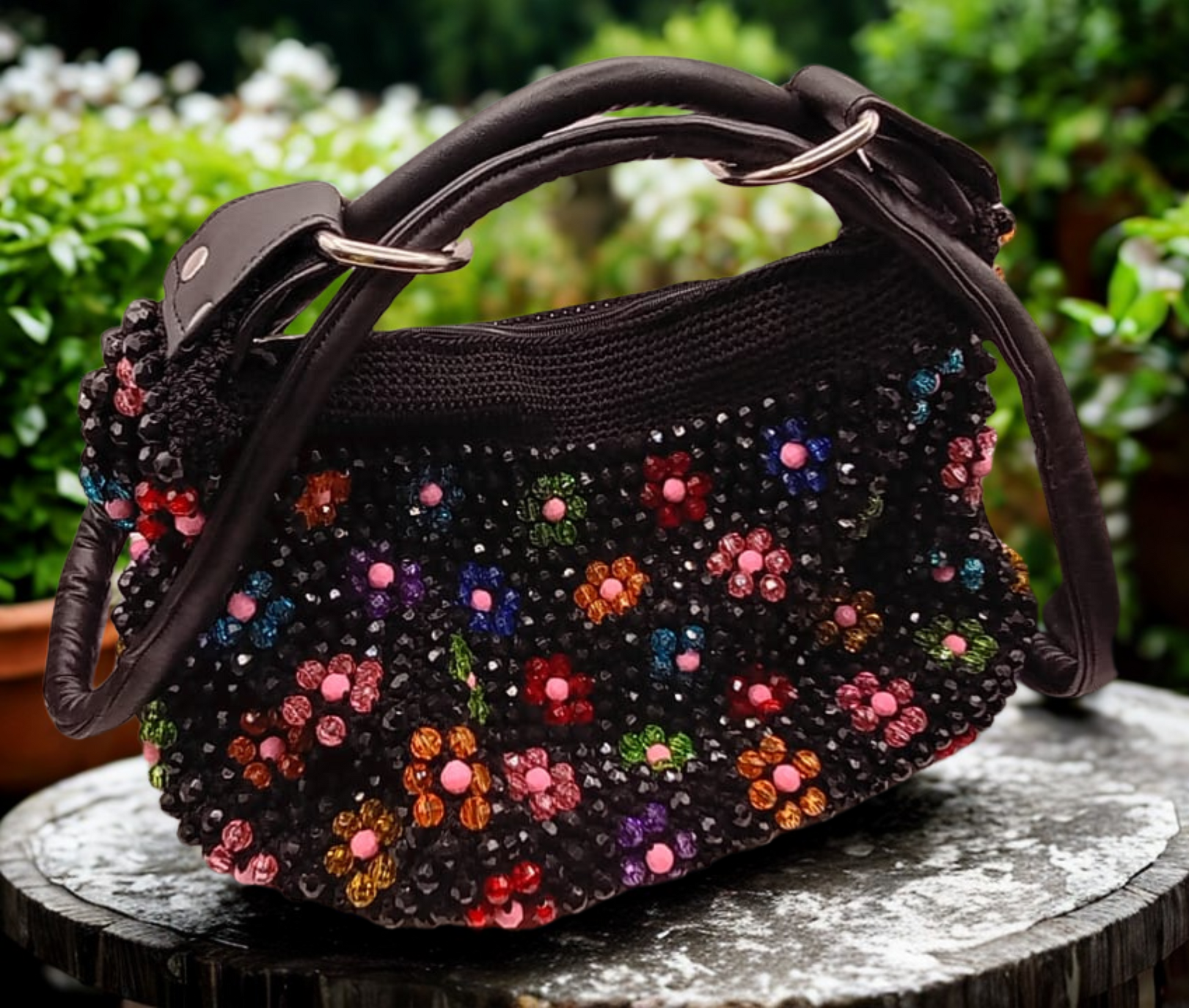 Bolsa de mano negra con flores multicolor, artesanía mexicana.