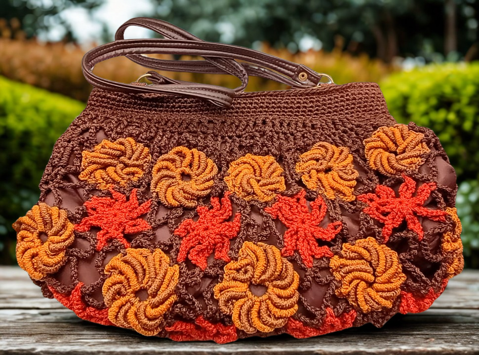 Bolsa marrón artesanal con flores naranjas y mostaza, de gran capacidad.