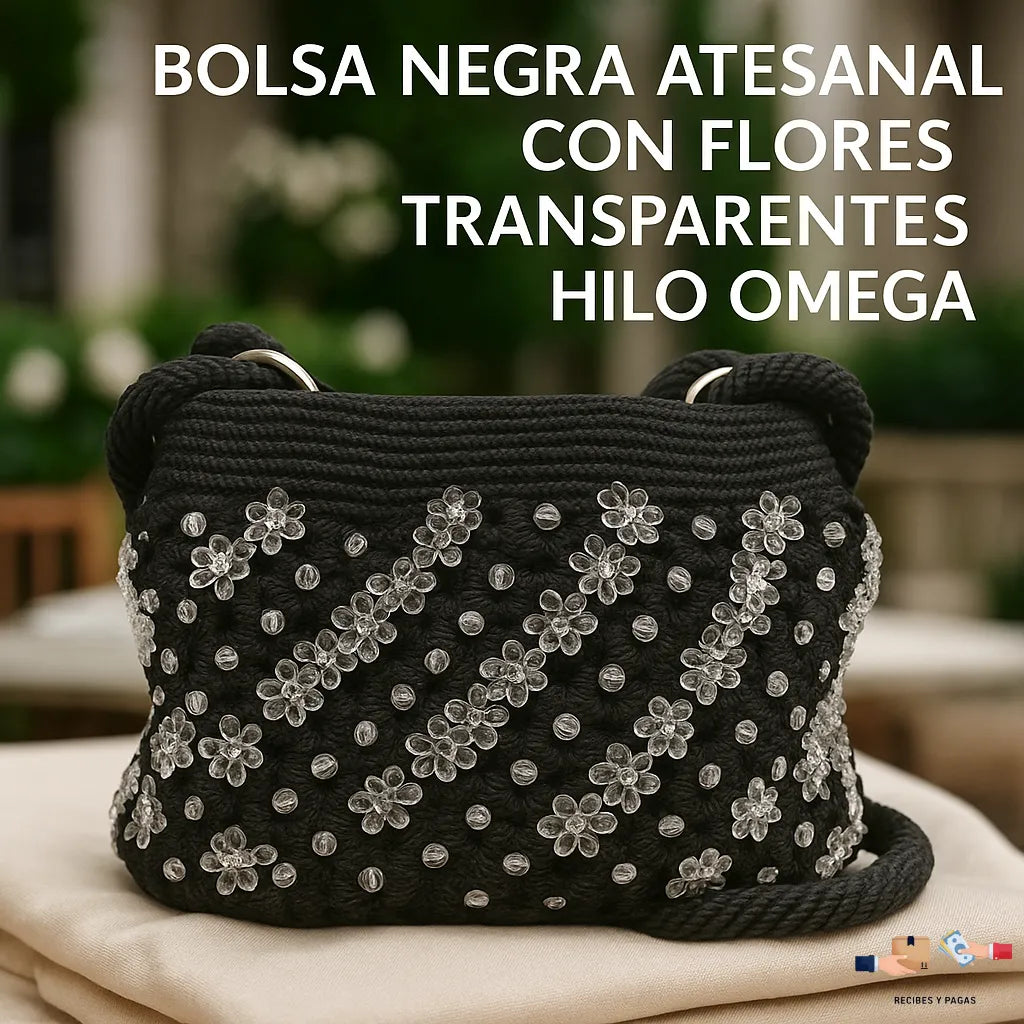 Bolsa negra artesanal con flores transparentes, tejida con Hilo Omega.