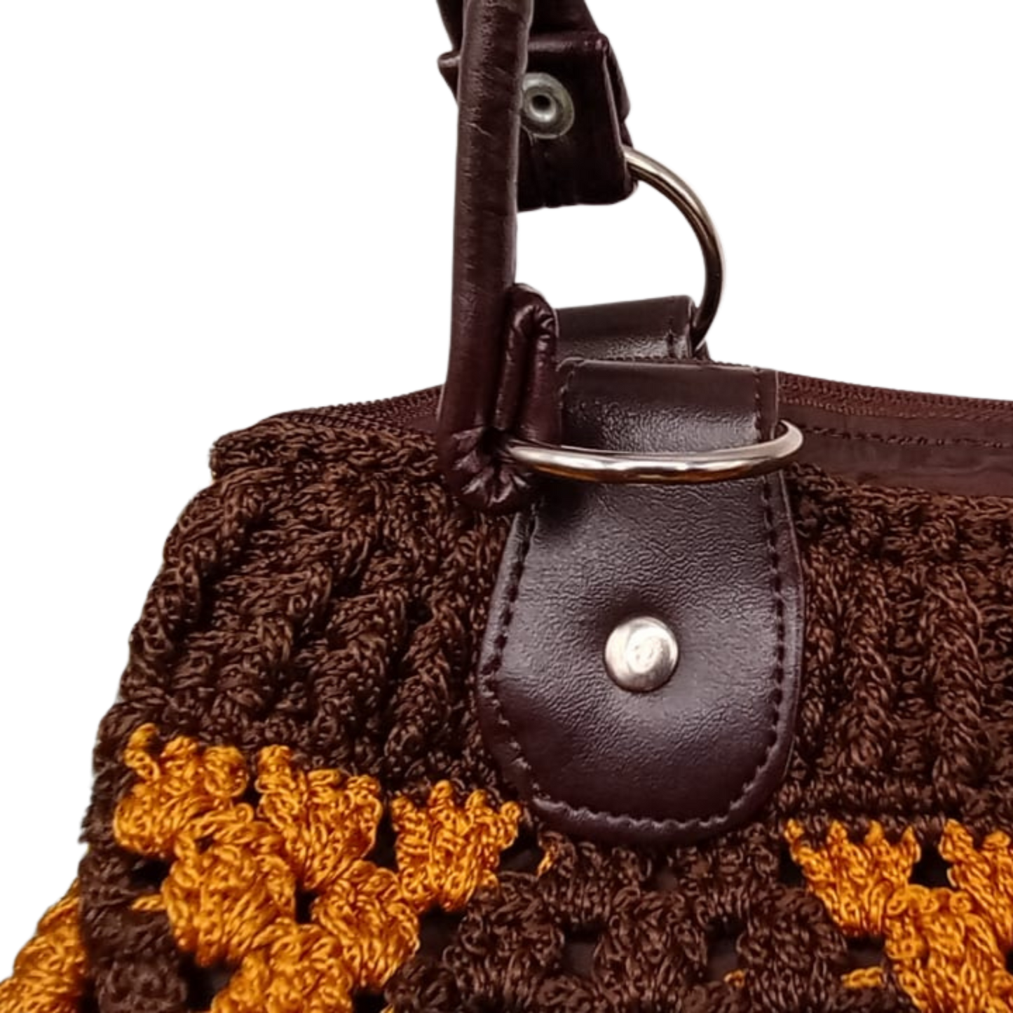 Bolsa tejida artesanal con rombos marrón y terracota, ideal para verano.