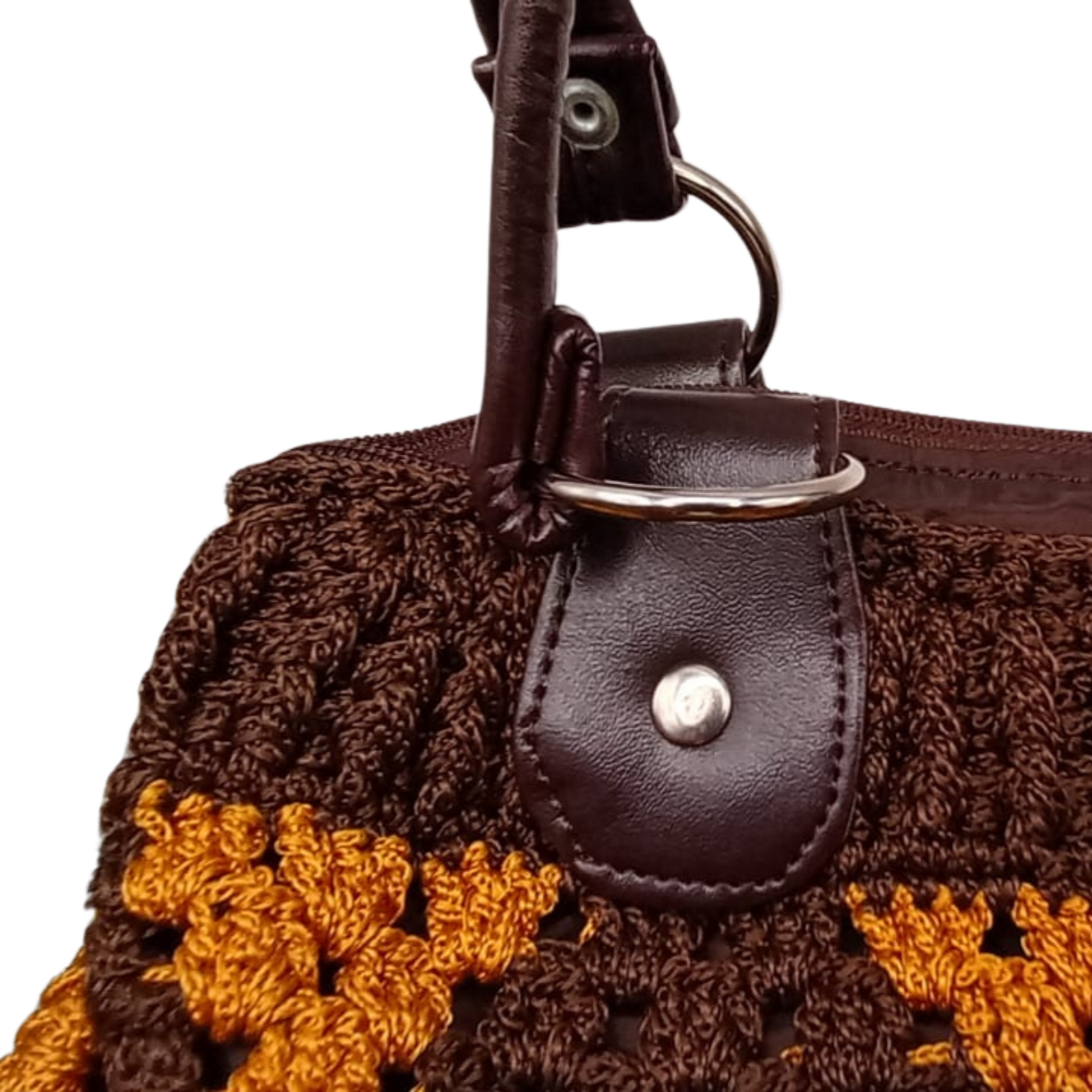 Bolsa tejida artesanal con rombos marrón y terracota, ideal para verano.