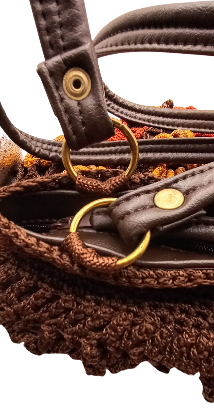 Bolsa tejida crochet marrón, flores terracota y mostaza.