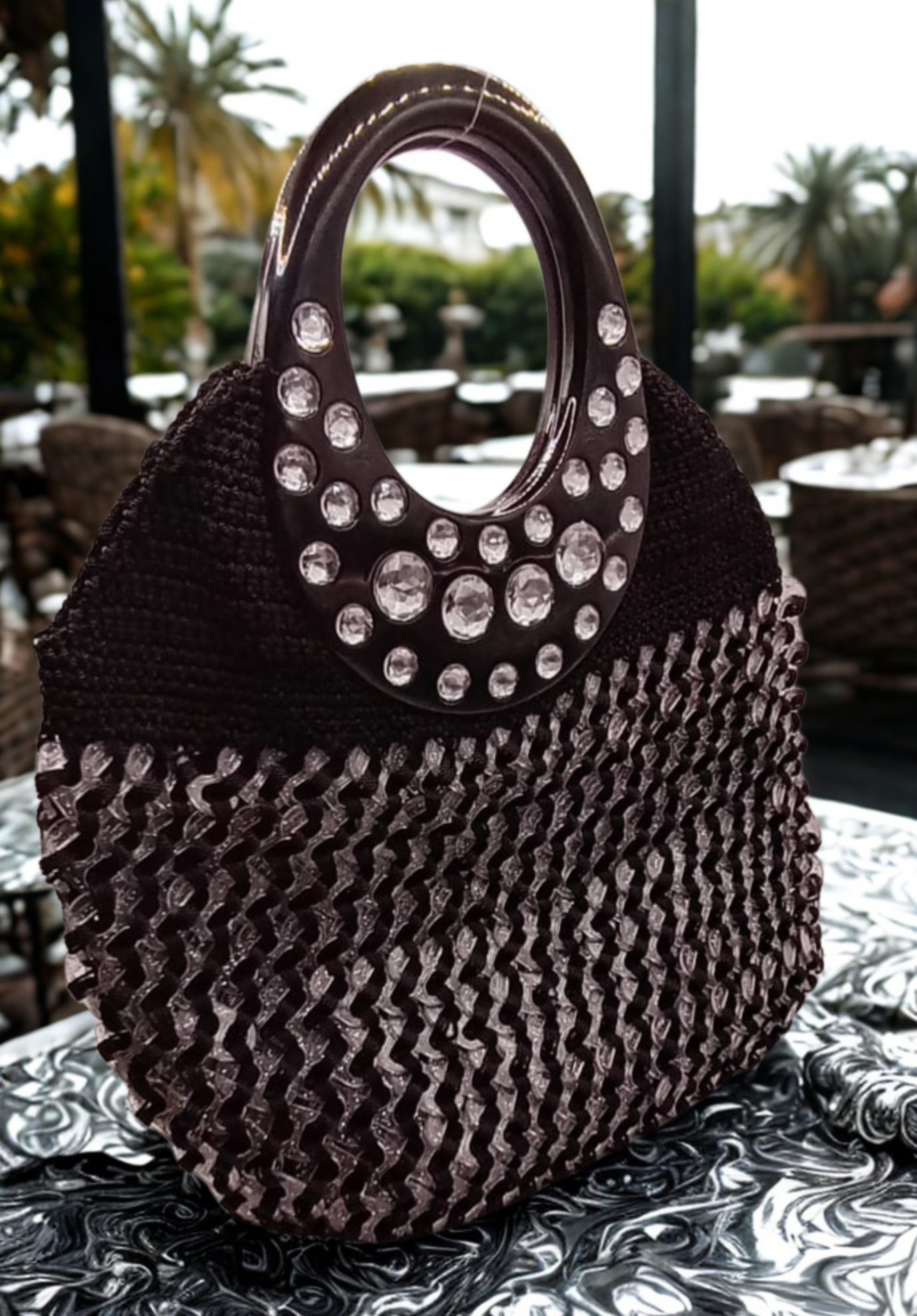 Bolsa tejida crochet negra, gemas plateadas brillantes, accesorio de moda.