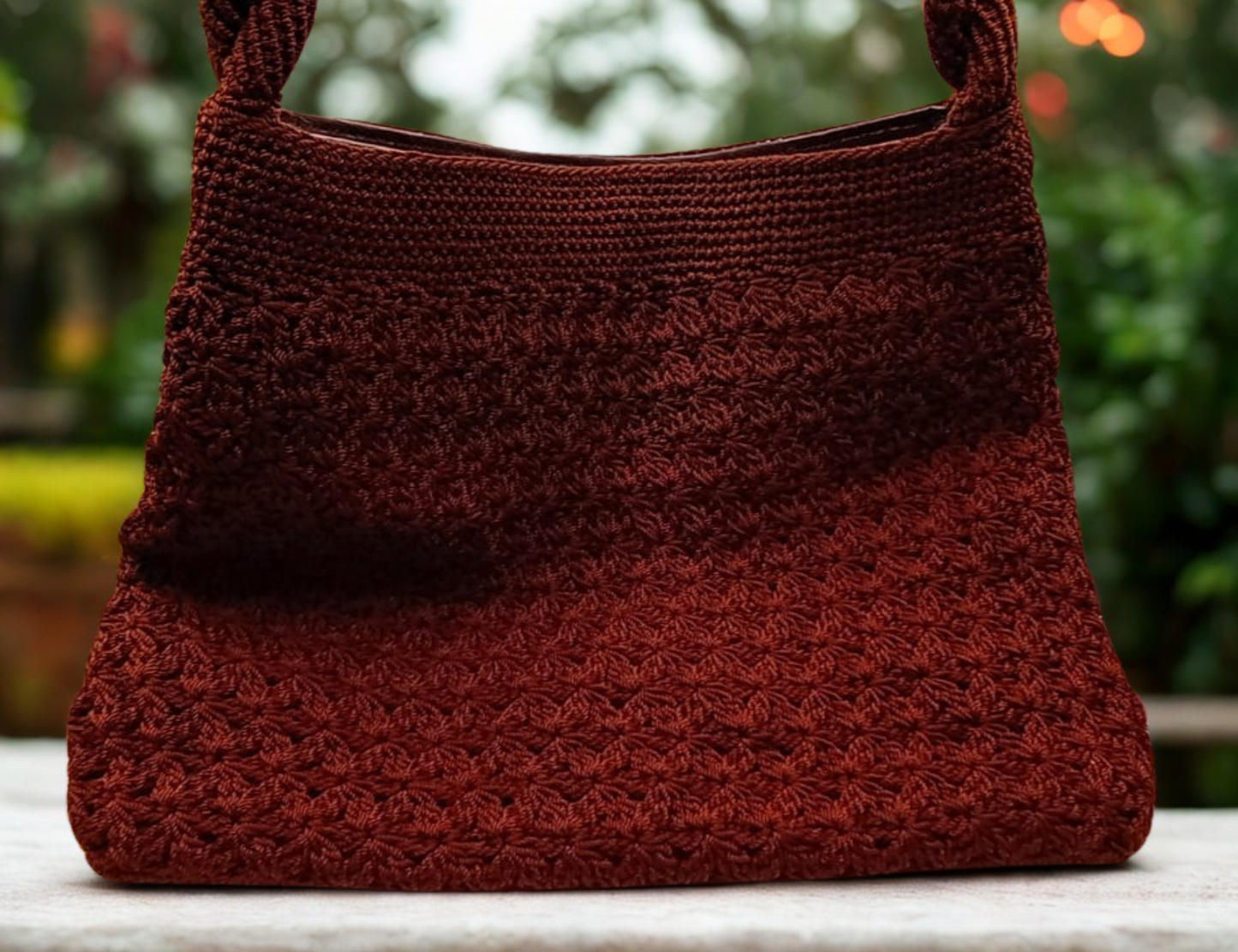 Bolsa tejida marrón chocolate, asas trenzadas, artesanía única.