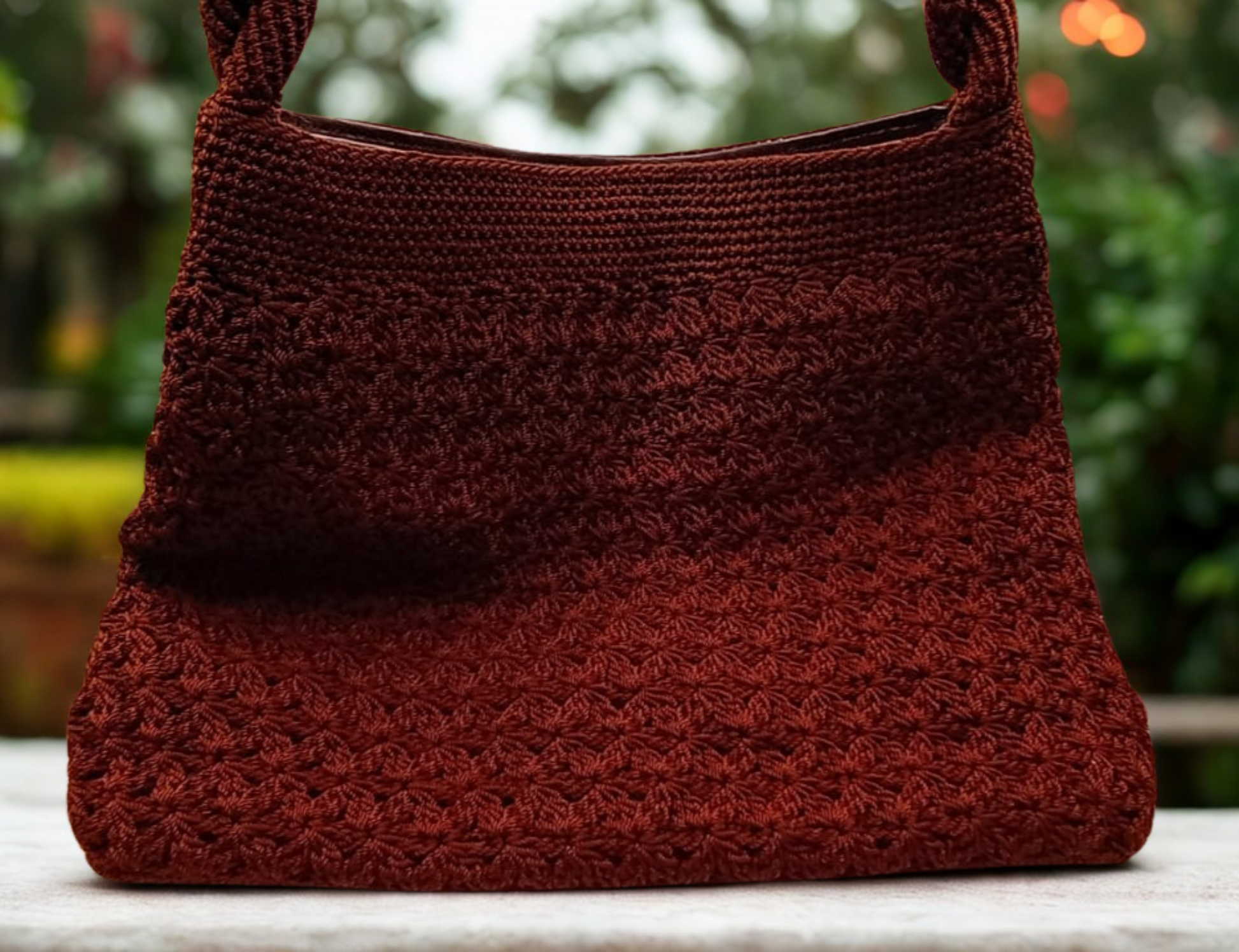 Bolsa tejida marrón chocolate, asas trenzadas, artesanía única.