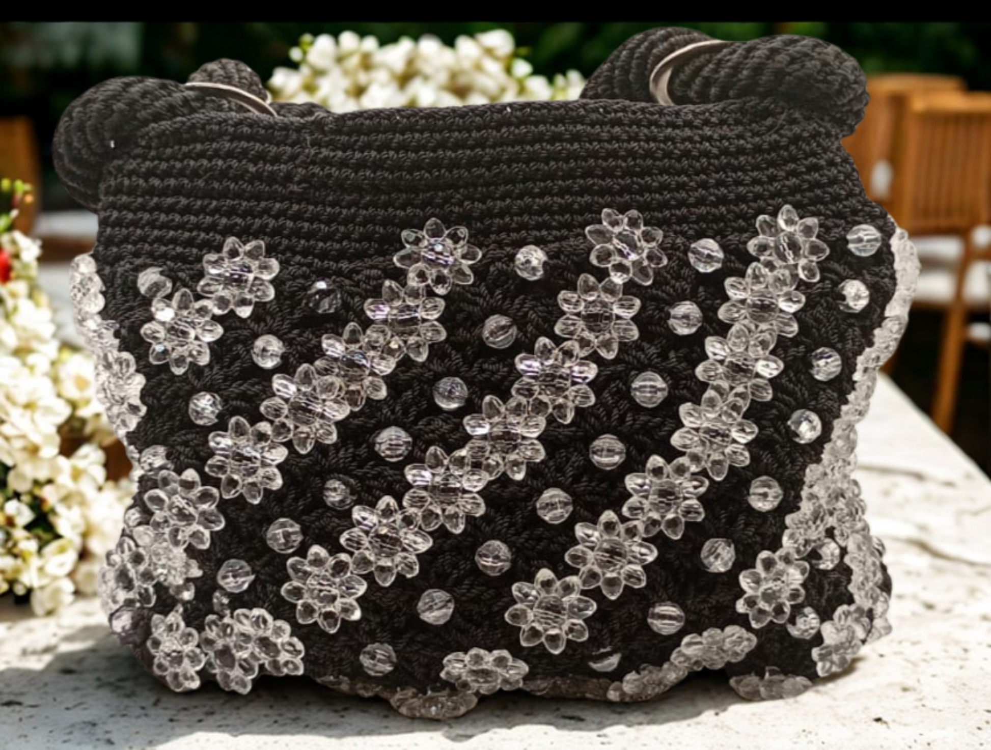 Bolsa tejida negra Hilo Omega, flores transparentes, hecha en México.