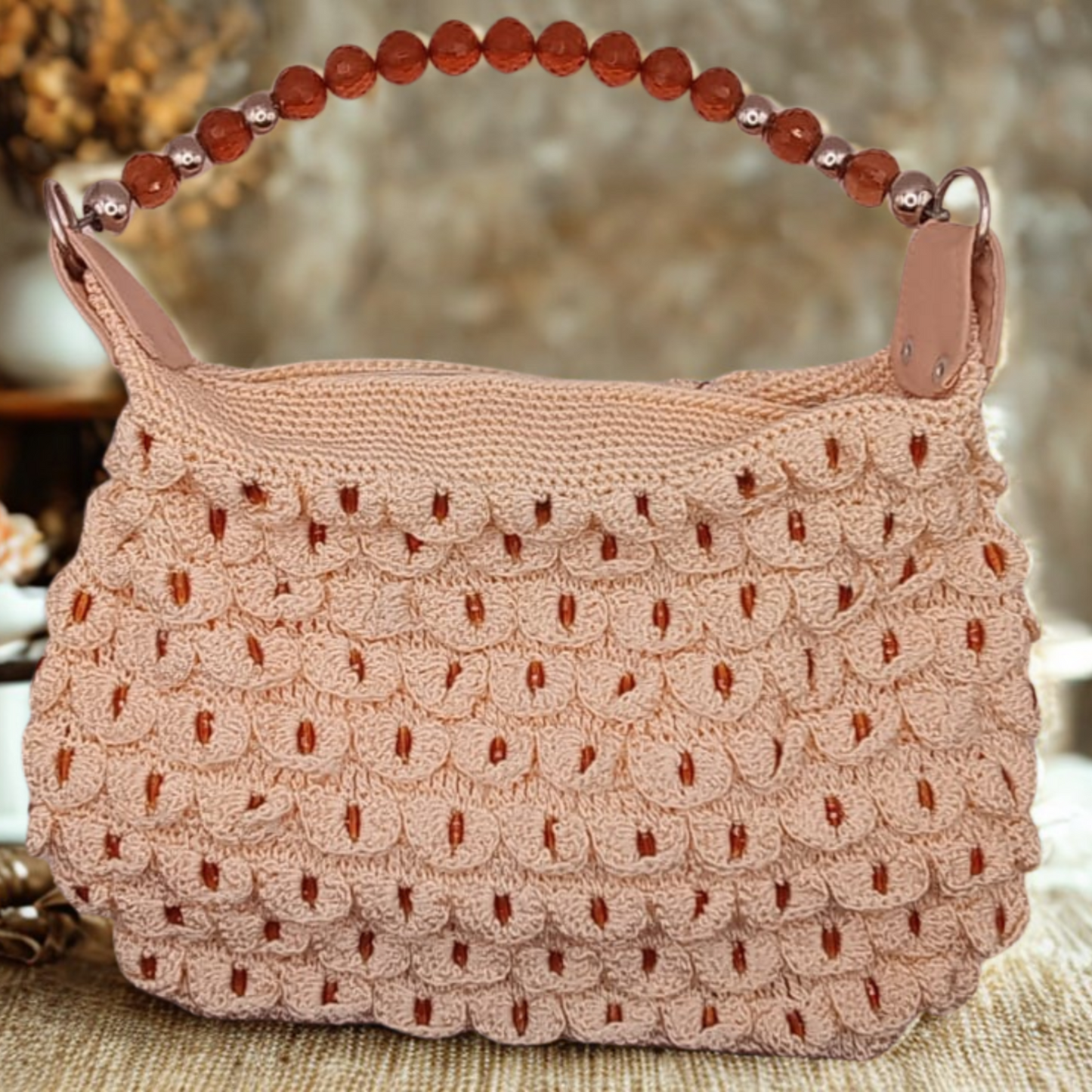 Bolso artesanal color hueso con gemas ámbar, asas tejidas, muy elegante.