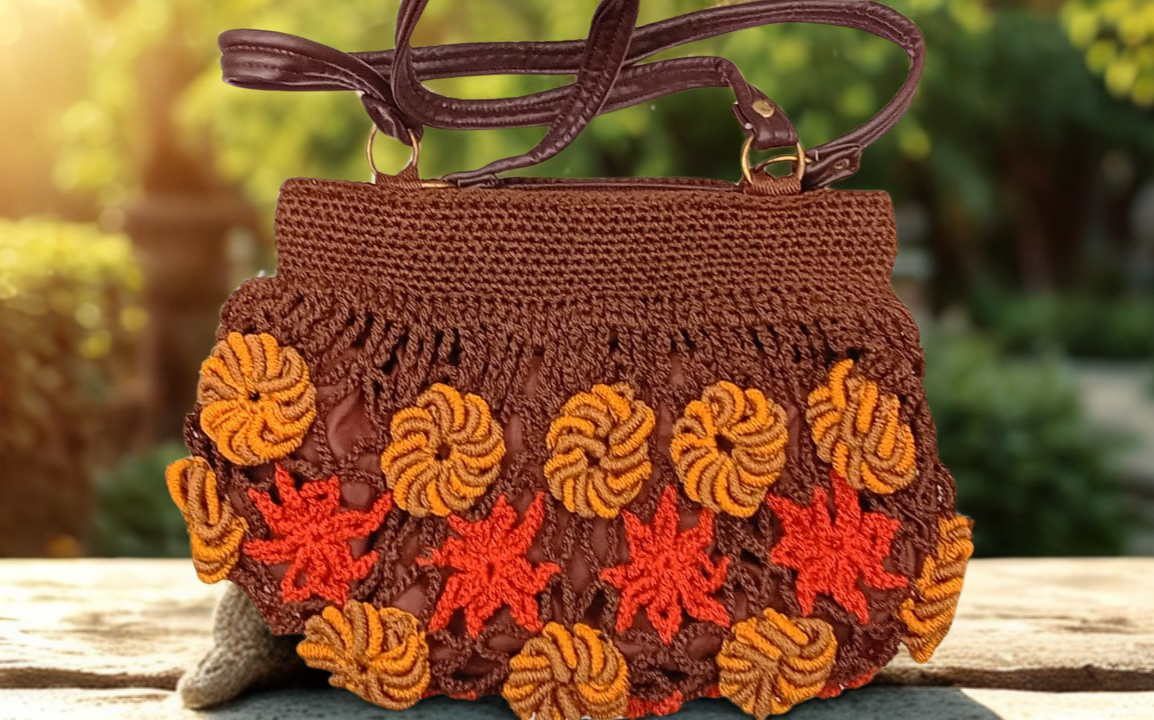 Bolso crochet marrón con flores naranjas y mostaza, hecho a mano.