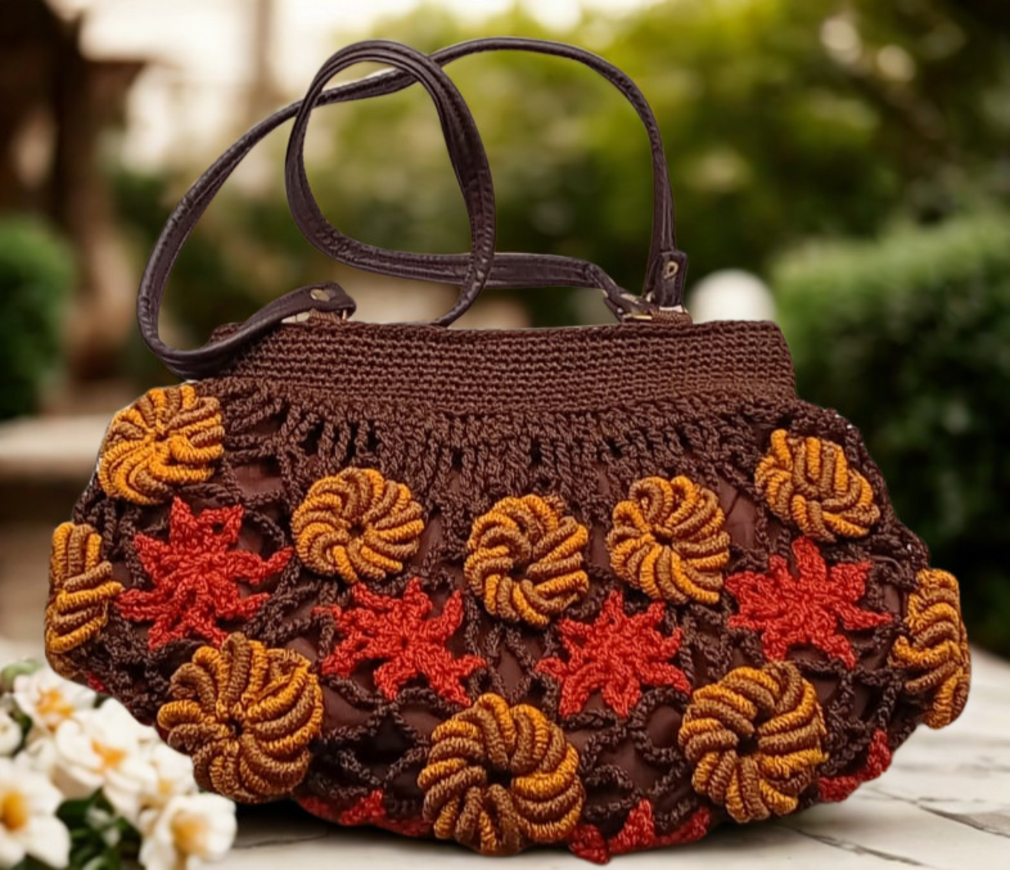 Bolso crochet marrón, flores terracota y mostaza, elegante y casual.