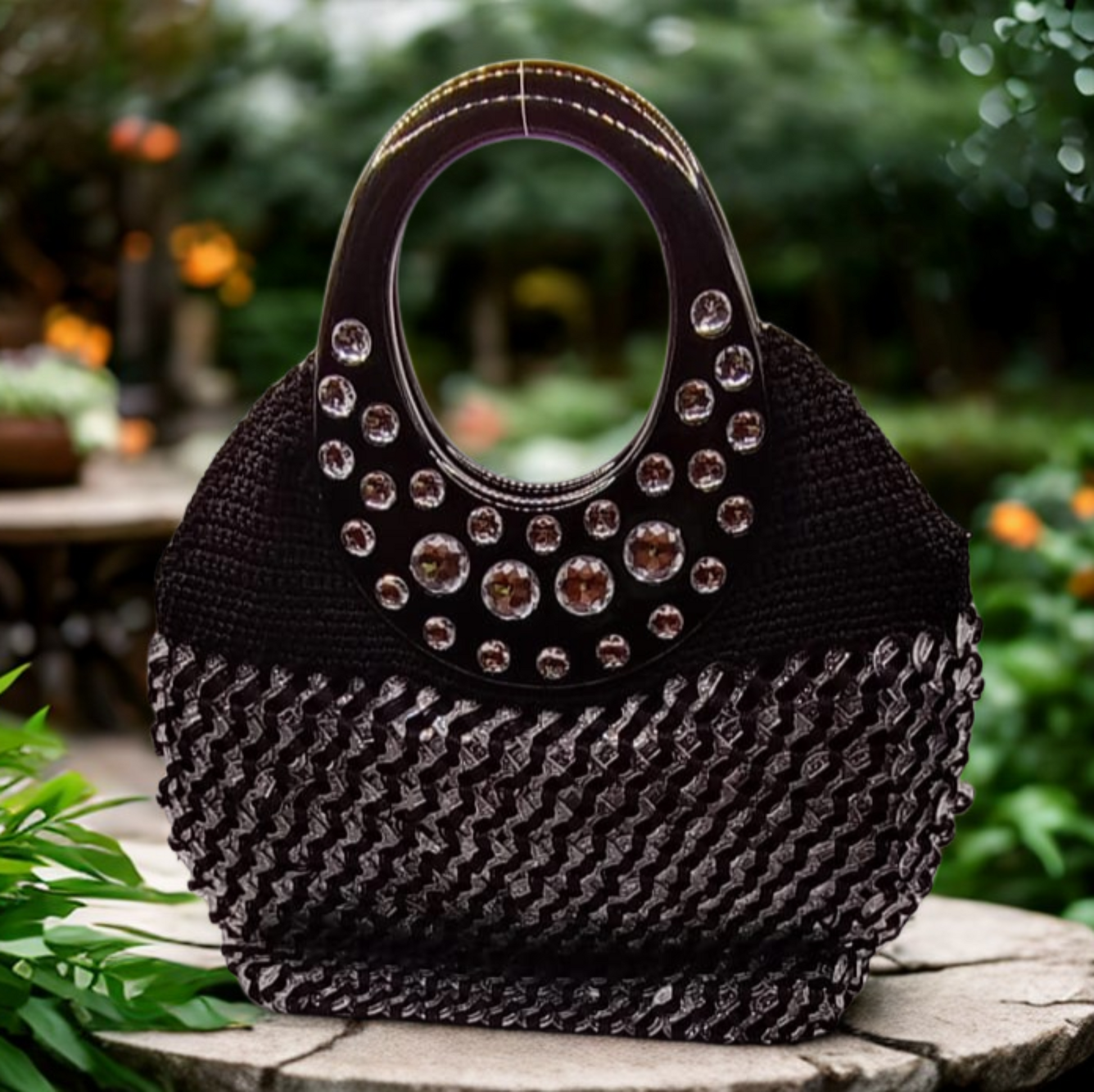Bolso crochet negro, gemas plateadas brillantes, perfecto para noche.