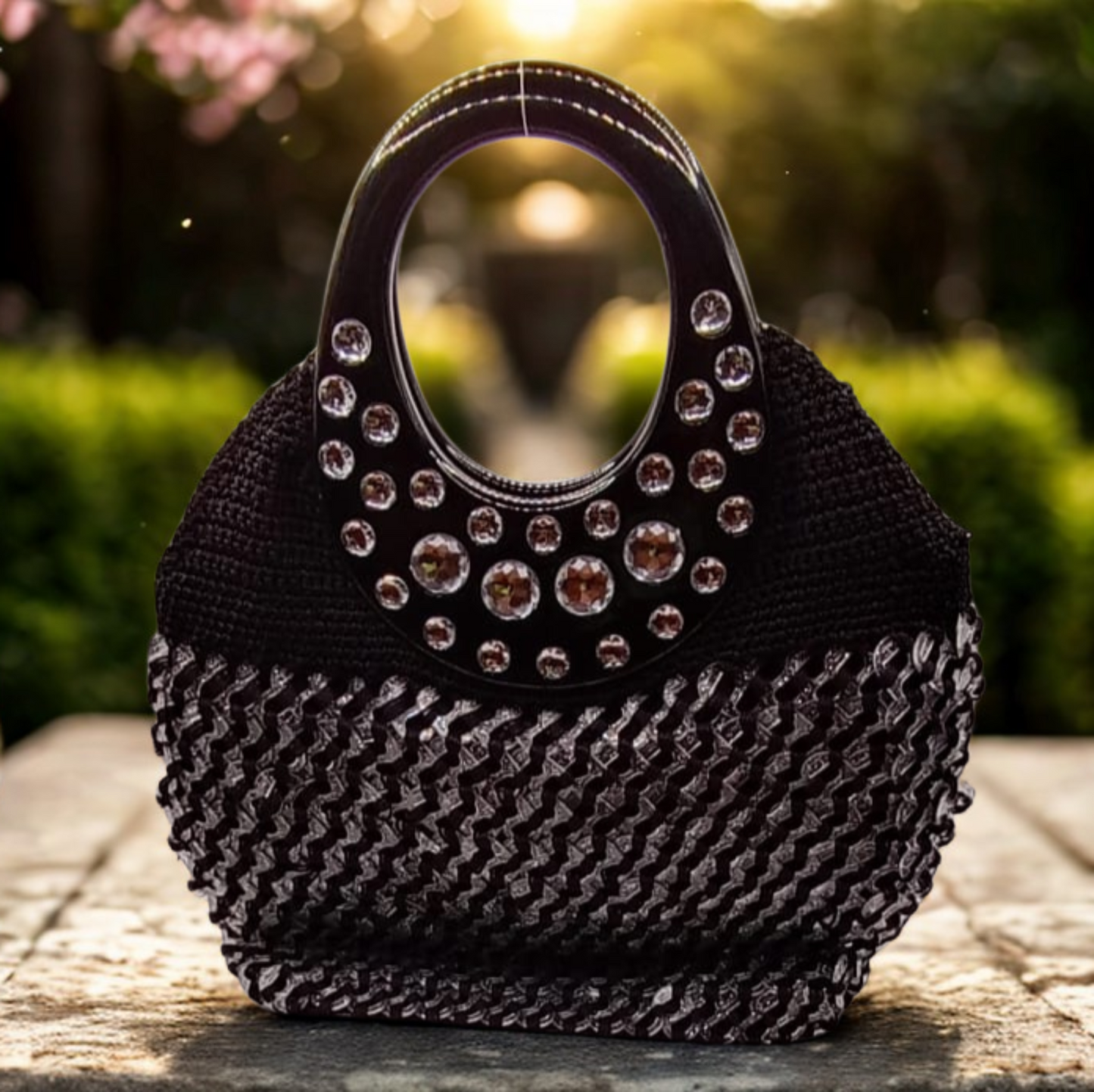 Bolso de crochet negro, gemas plateadas brillantes, muy elegante.
