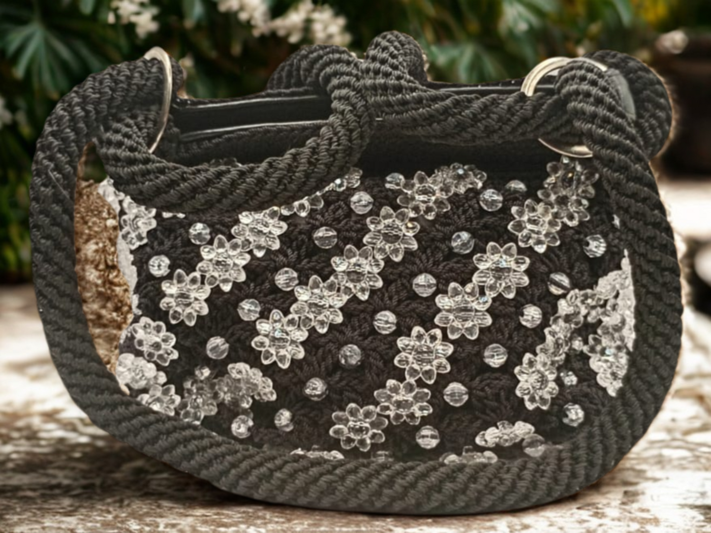 Bolso de Hilo Omega negro, flores transparentes, tejido fino.