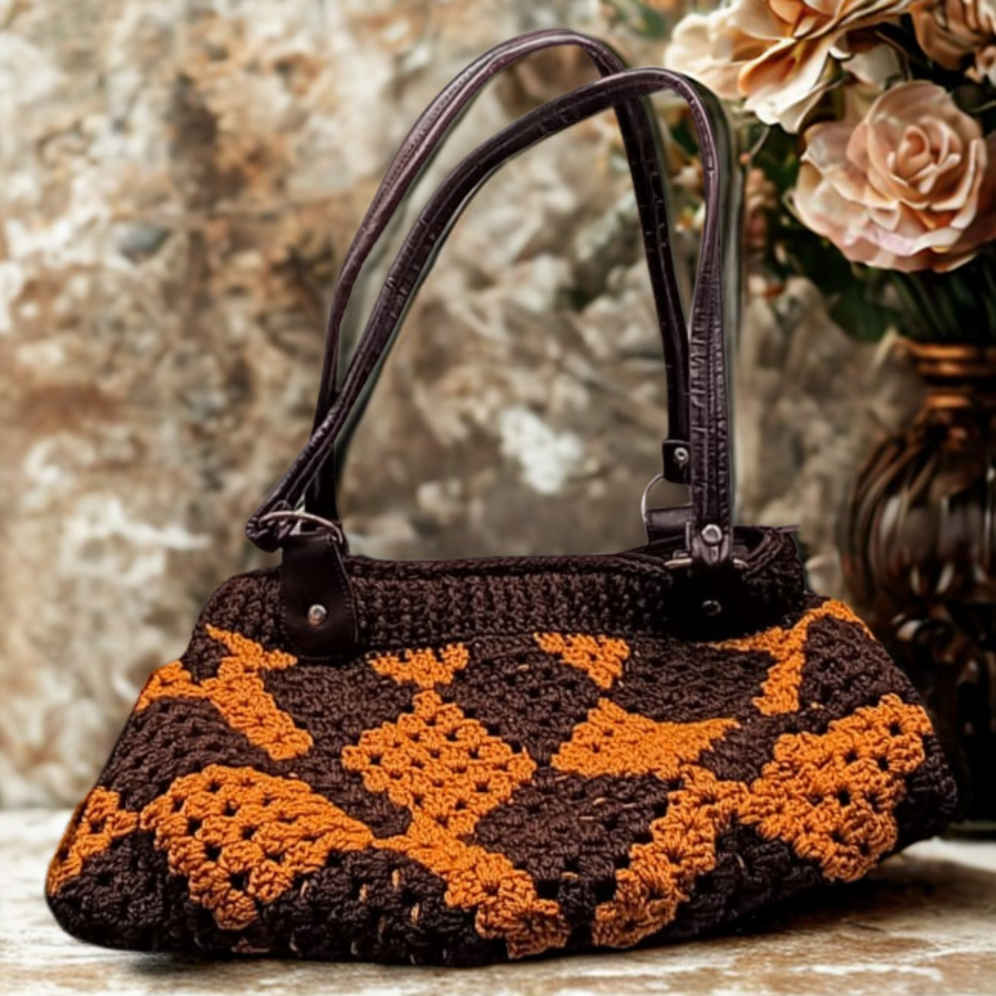 Bolso de hombro crochet marrón terracota con rombos, estilo único.