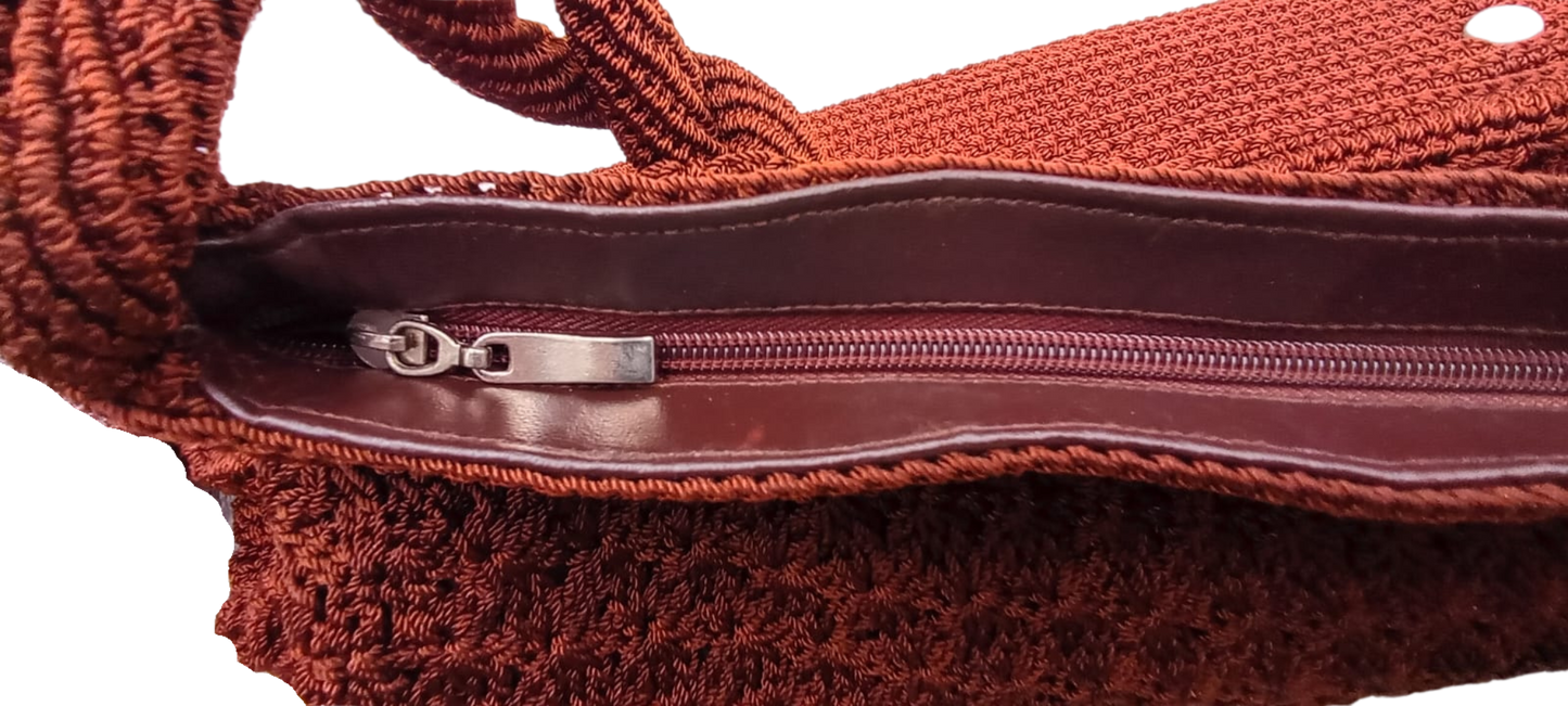 Bolso de mano marrón chocolate artesanal, asas trenzadas, detalles en piel.