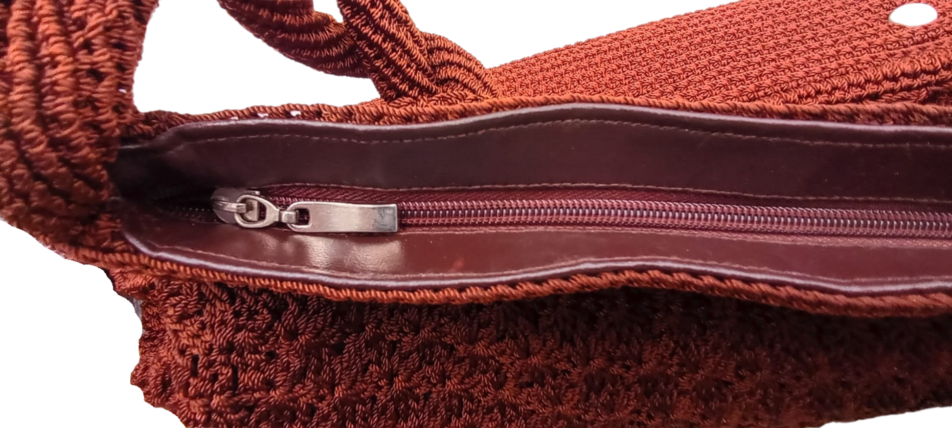 Bolso de mano marrón chocolate artesanal, asas trenzadas, detalles en piel.