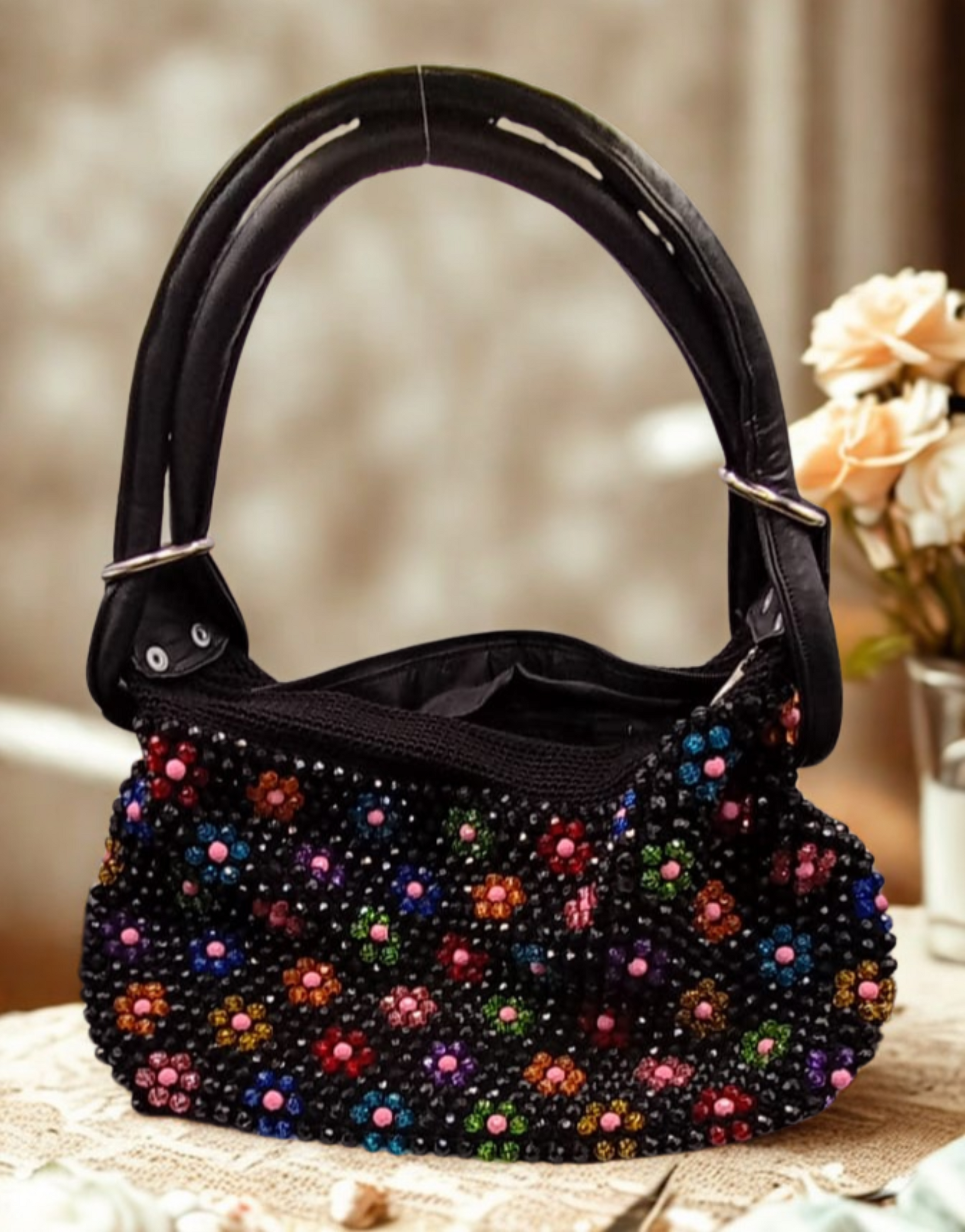 Bolso de mano negro con flores multicolor artesanal, perfecto para verano.