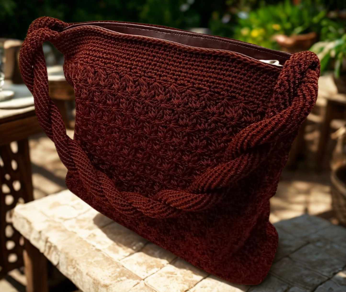 Bolso marrón chocolate artesanal con asas trenzadas, estilo boho chic.