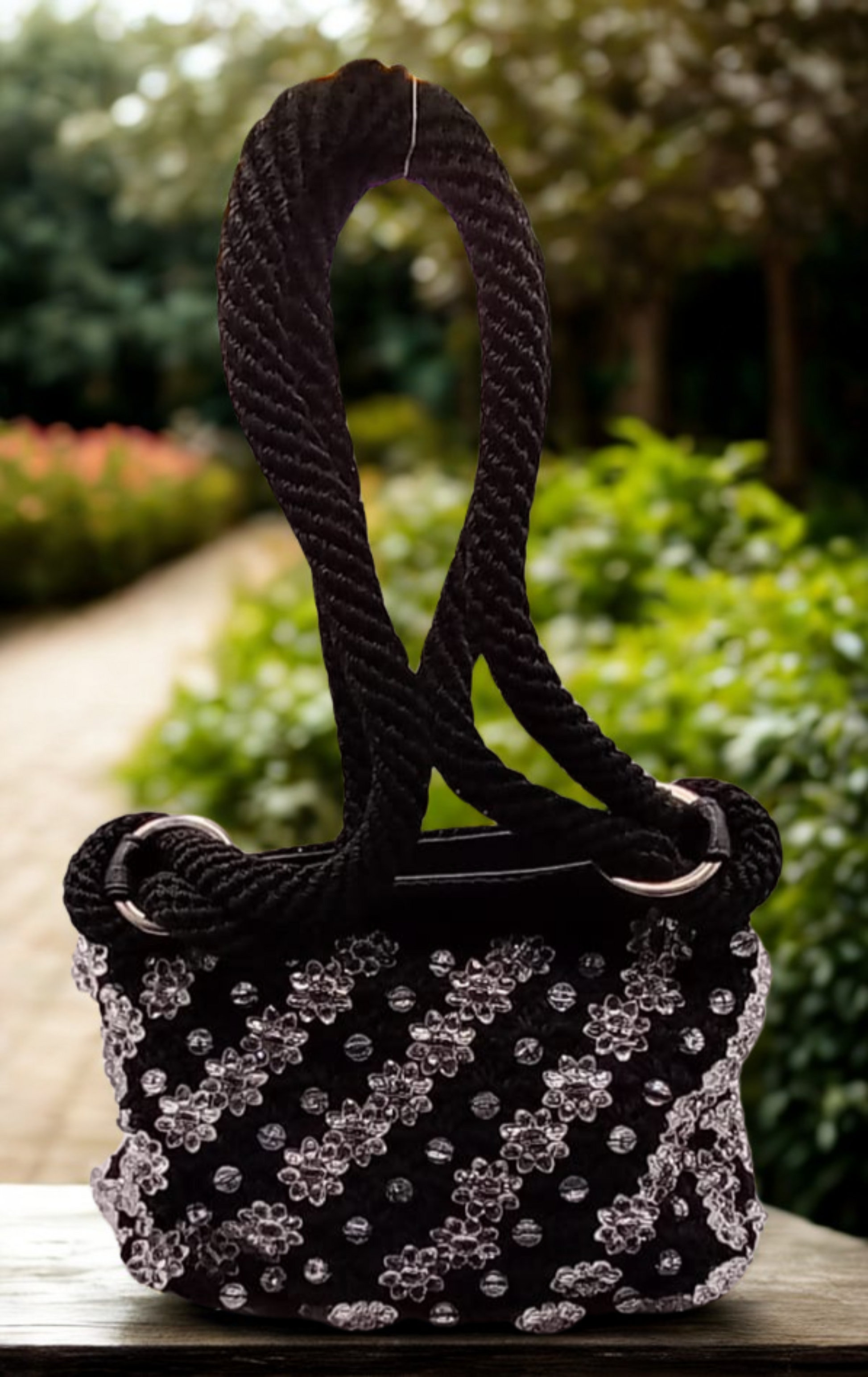Bolso negro artesanal, flores transparentes, Hilo Omega, estilo casual.
