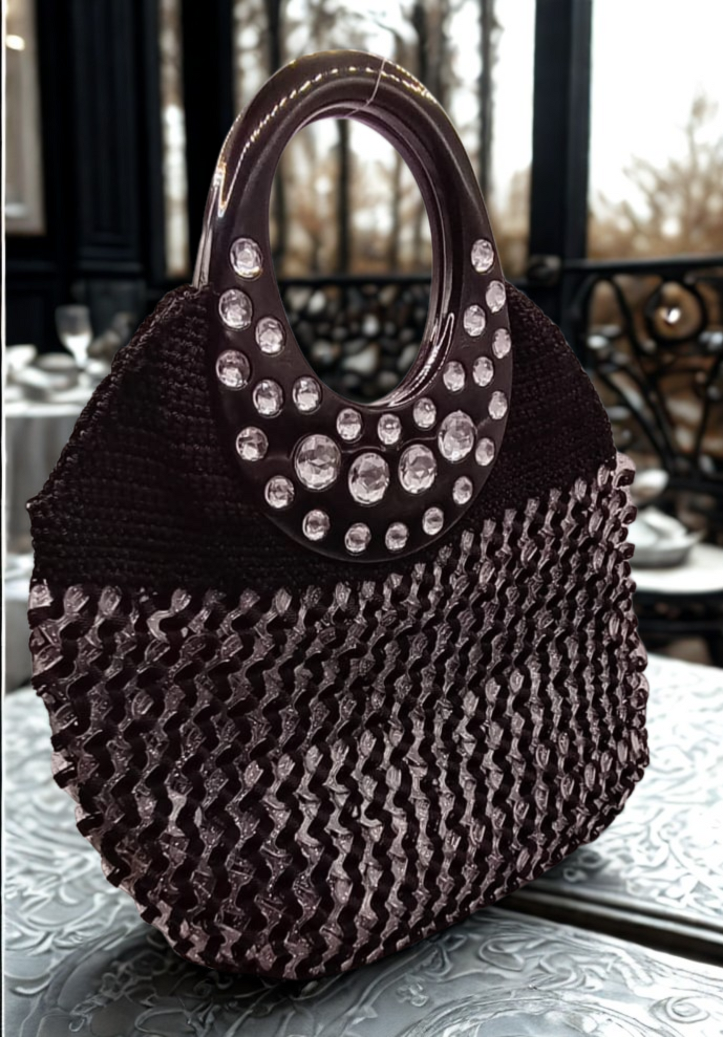 Bolso negro crochet, gemas plateadas brillantes, estilo casual.