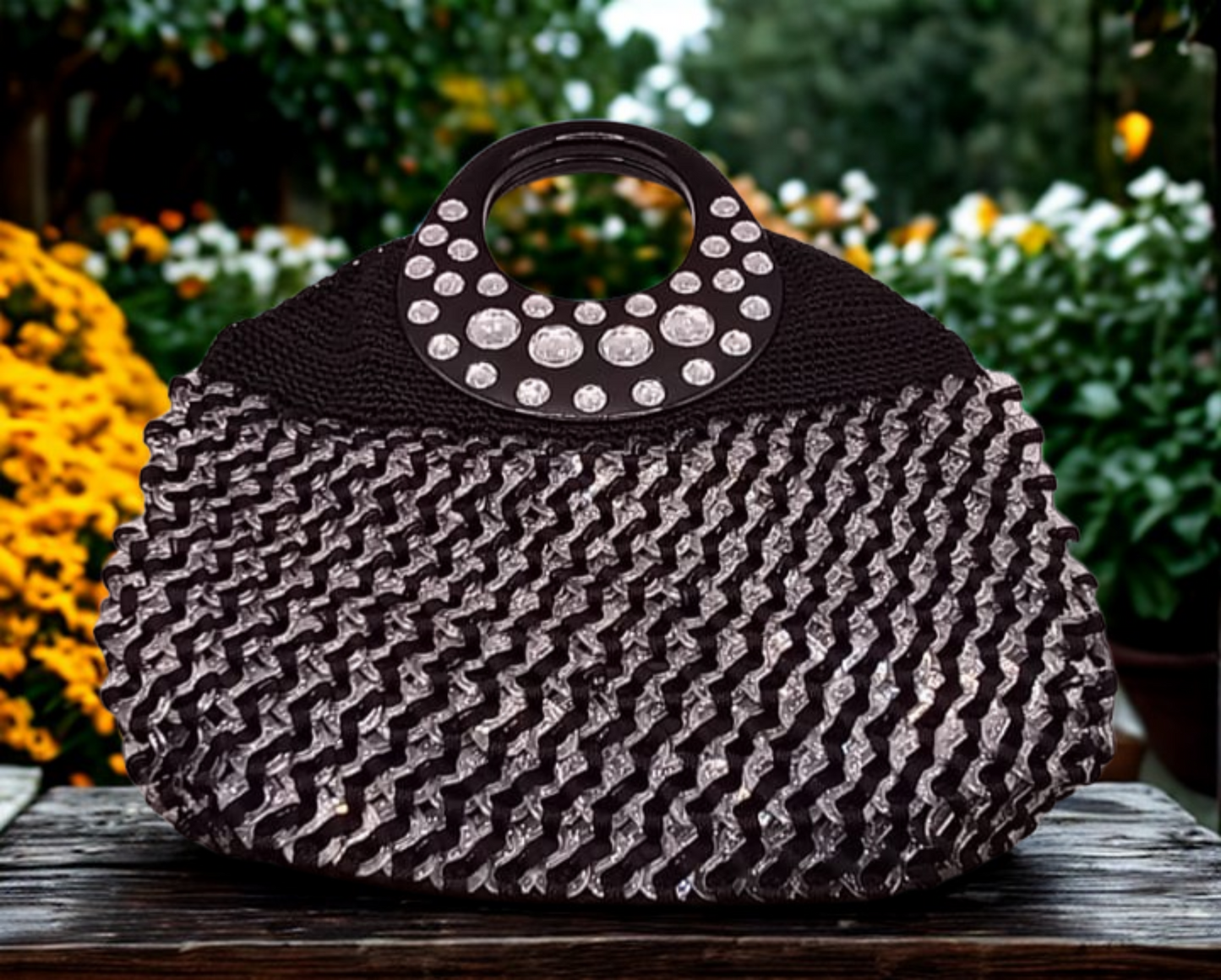 Cartera crochet negra con gemas plateadas brillantes, artesanal.