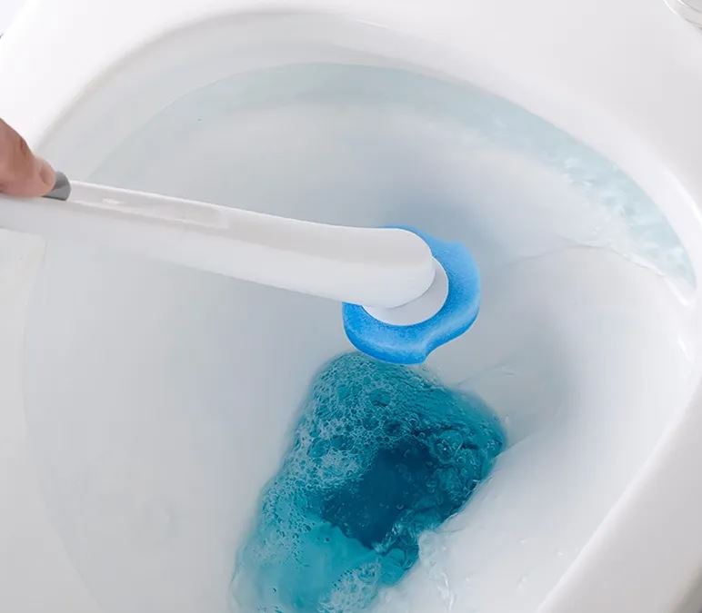 Escobilla desechable con detergente integrado para baño, higiene total.