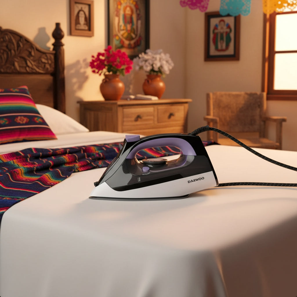 Plancha de ropa Daewoo de 1100 Watts, suela antiadherente, diseño moderno.