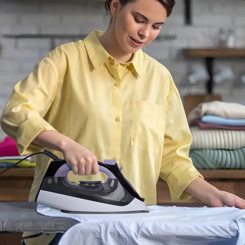Planchadora de vapor vertical Daewoo, ideal para ropa colgada y cortinas.