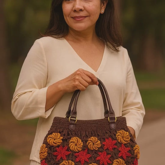Bolsa de mano artesanal marrón, flores terracota y mostaza, estilo mexicano.