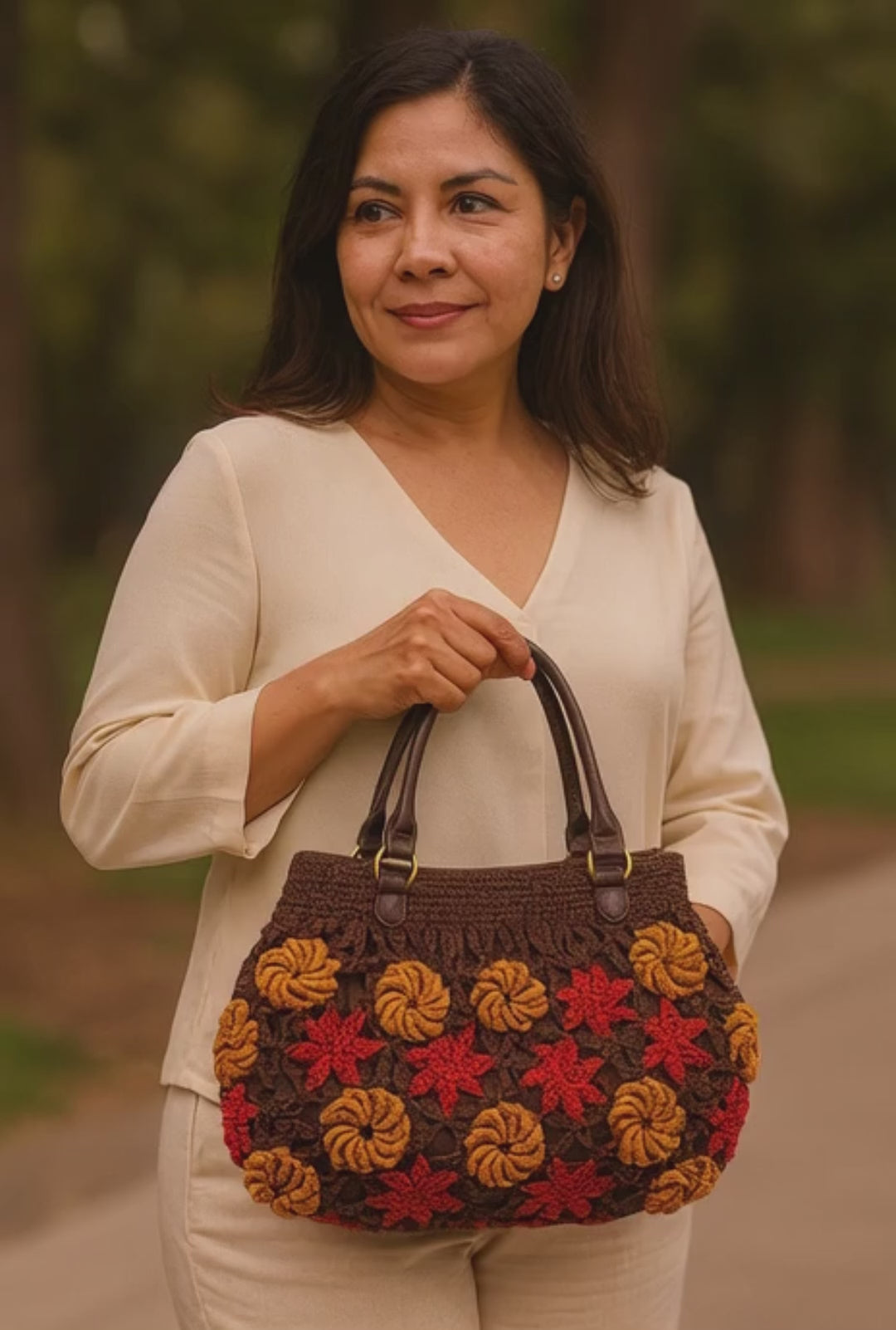 Bolsa de mano artesanal marrón, flores terracota y mostaza, estilo mexicano.