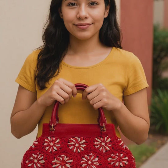 Bolsa Artesanal crochet roja con flores transparentes, elegante para el verano.