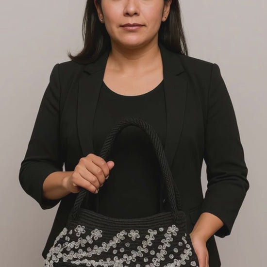 Bolsa de mano negra artesanal, flores transparentes, Hilo Omega.