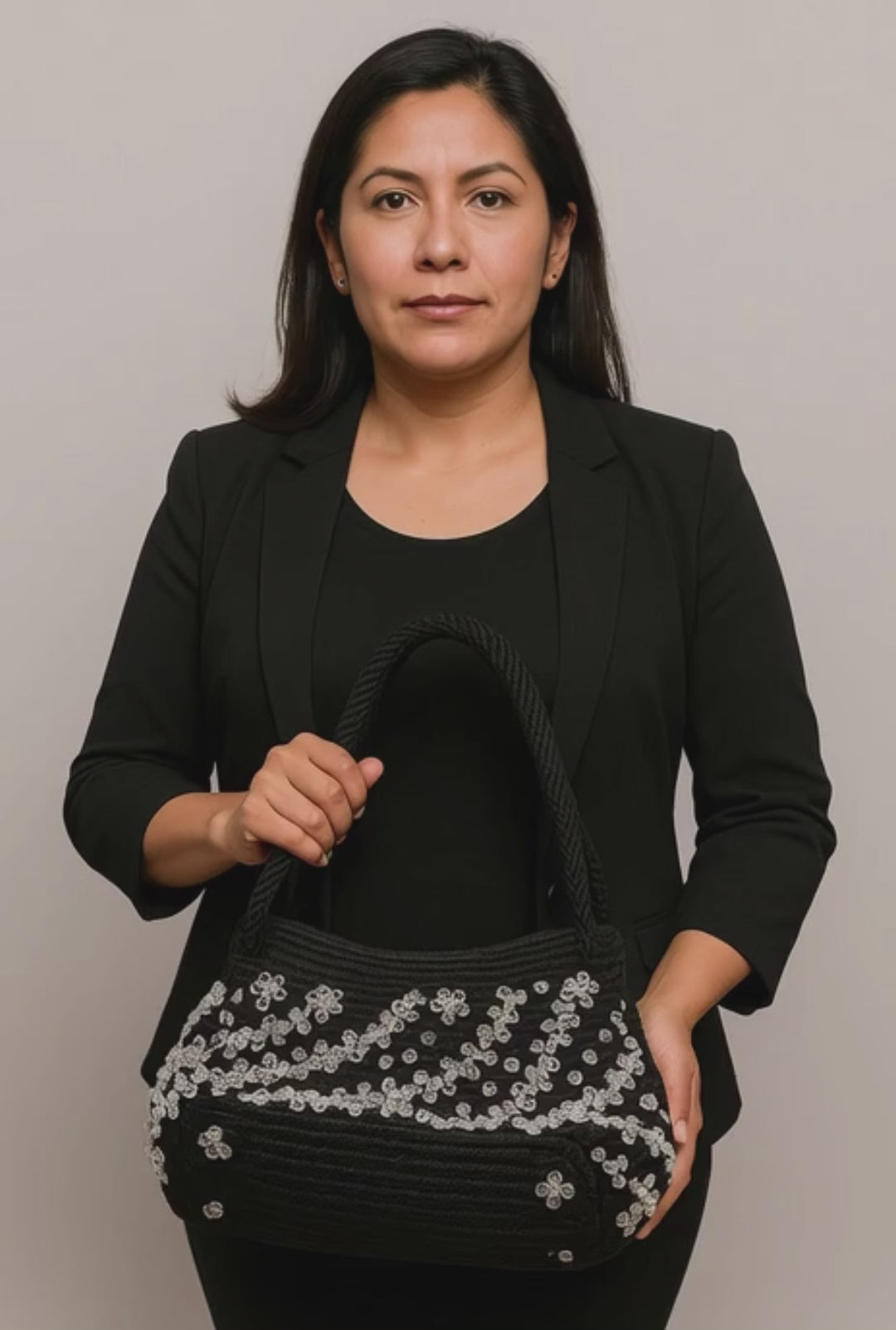 Bolsa de mano negra artesanal, flores transparentes, Hilo Omega.