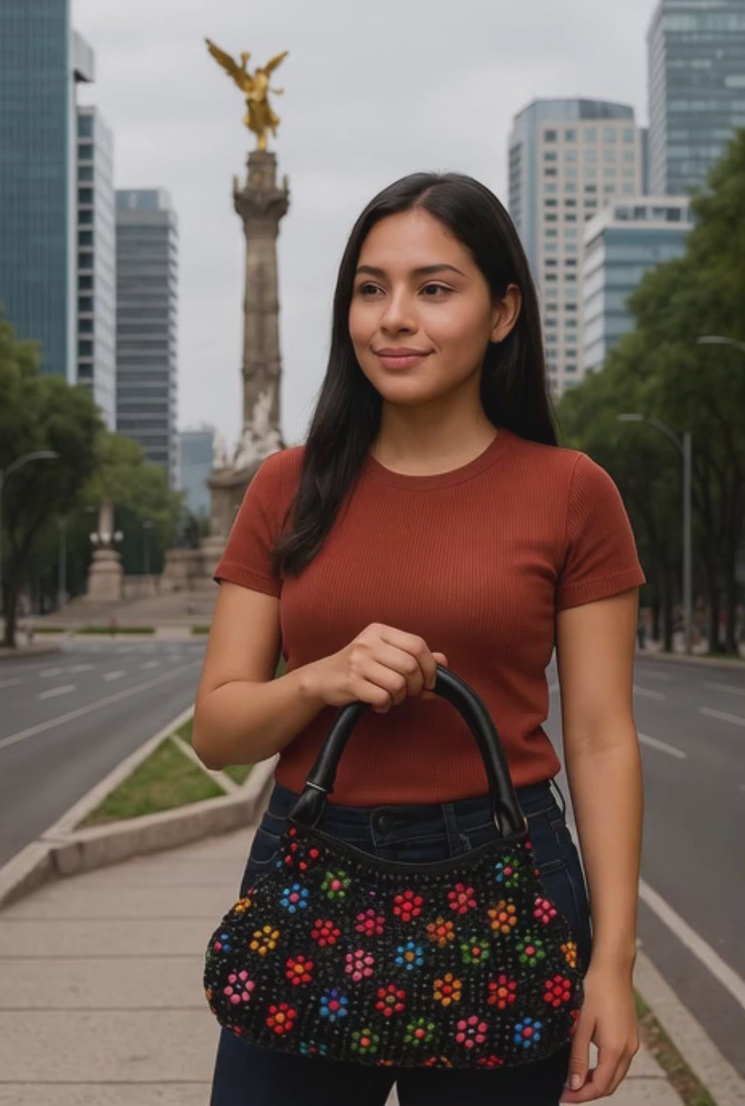Bolso artesanal negro con flores multicolor, tejido elegante y único.