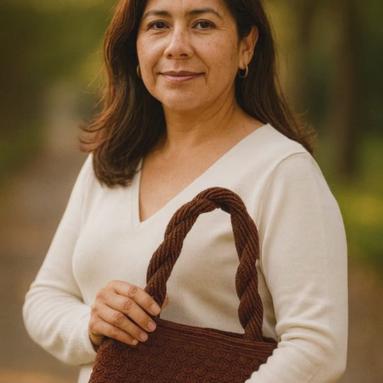 Bolsa artesanal marrón chocolate con asas trenzadas, hecha en México.