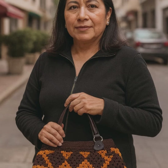 Bolsa de hombro artesanal marrón y terracota, crochet, diseño de rombos.