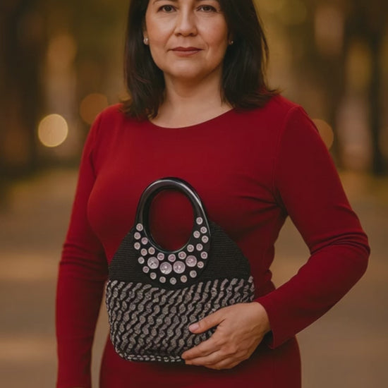 Bolsa de mano negra crochet, gemas brillantes, artesanía mexicana.