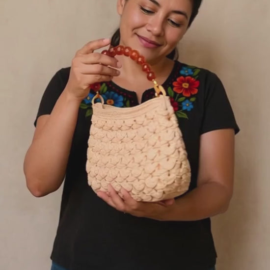 Bolsa color hueso con gemas ámbar y asas, estilo artesanal boho chic.