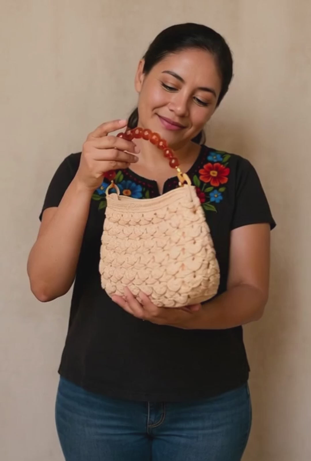 Bolsa color hueso con gemas ámbar y asas, estilo artesanal boho chic.